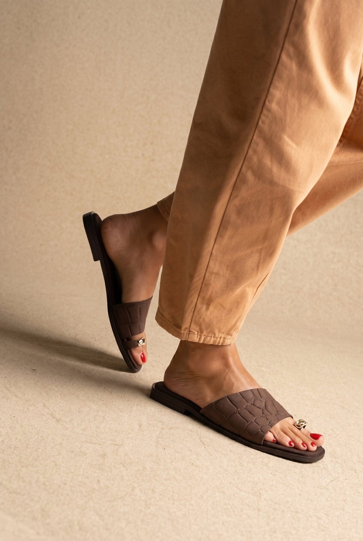 TFP - Toe Ring Sandals Wide Strap - Brown Croc