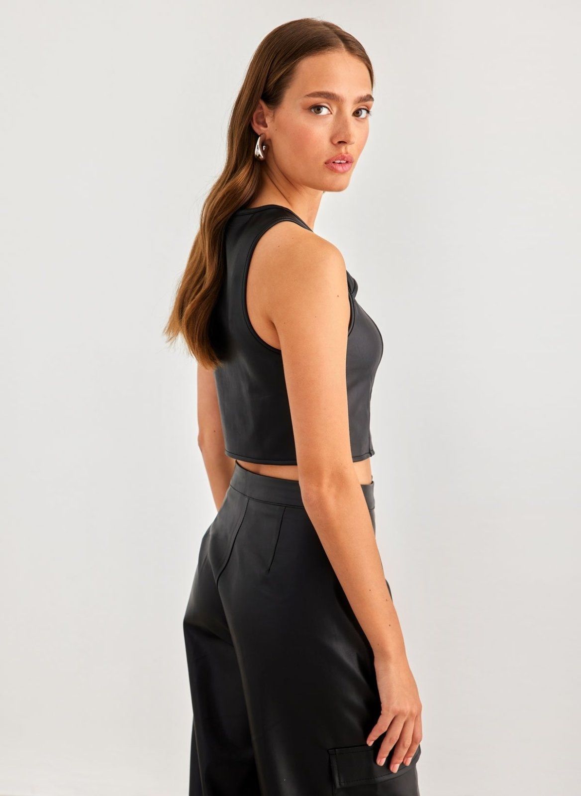 Τοπ δερματίνη με cut out Only 15307168 - Μαύρο - thefashionproject.gr - ONLY