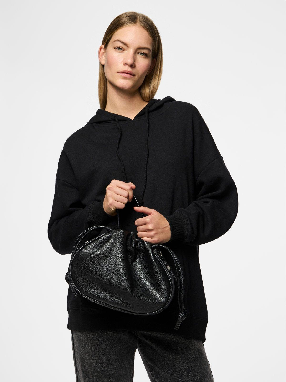 Τσάντα χειρός πουγκί PIECES 17158825 - Μαύρο - thefashionproject.gr - PIECES