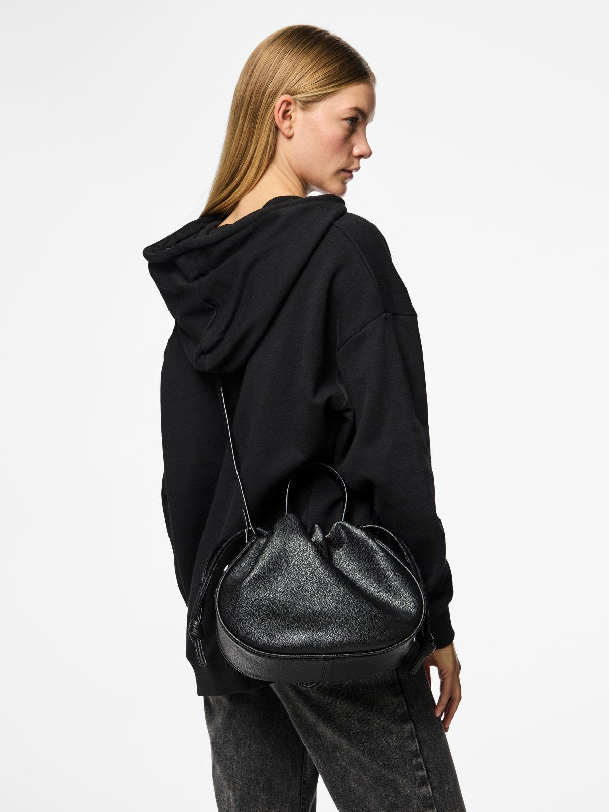 Τσάντα χειρός πουγκί PIECES 17158825 - Μαύρο - thefashionproject.gr - PIECES