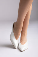 TFP - V Cut Kitten Heel Mules - Λευκό Πέρλα