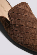 Ideal shoes - Woven Pointed Flat Mules - Brown Suede