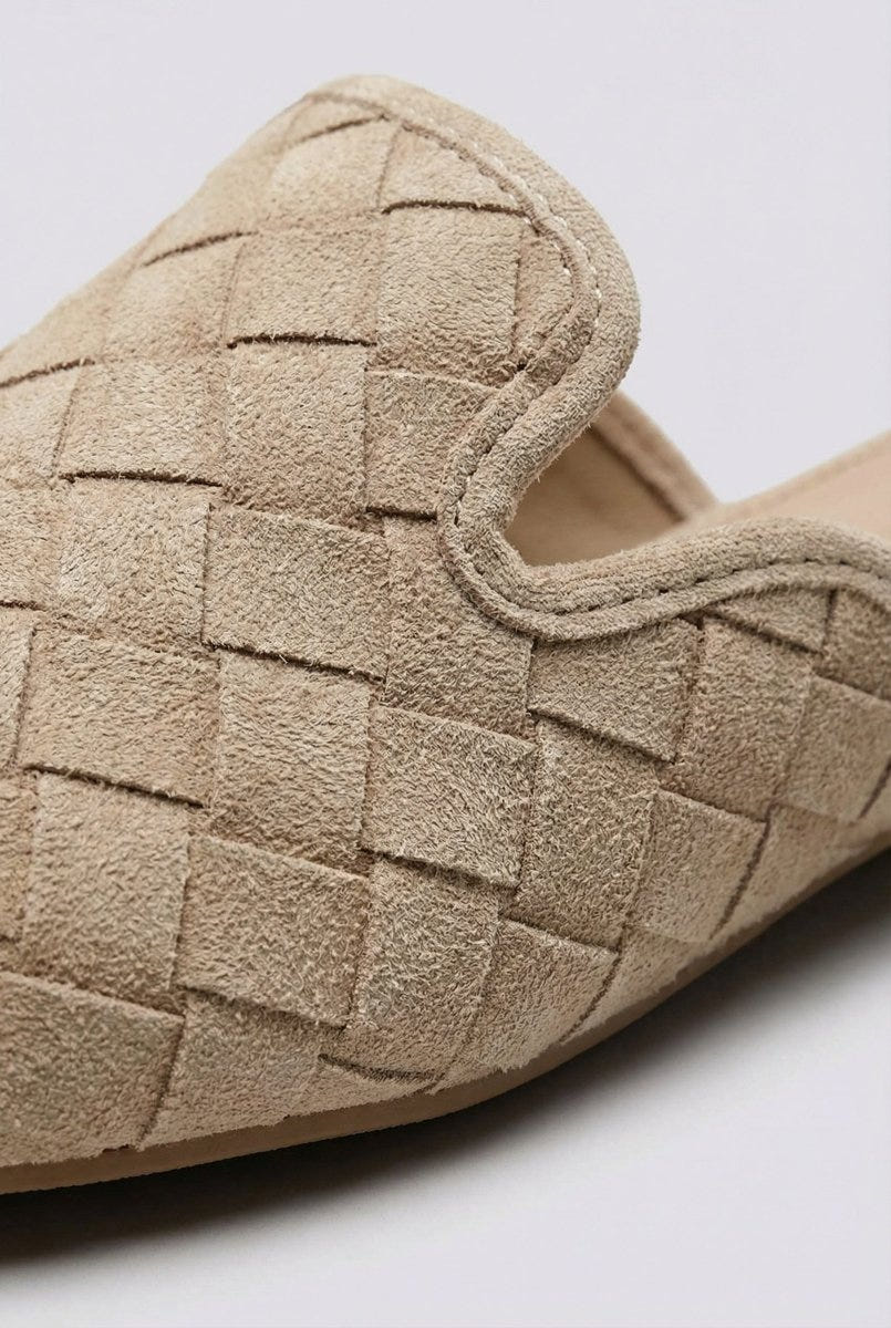 Ideal shoes - Woven Pointed Flat Mules - Taupe Suede