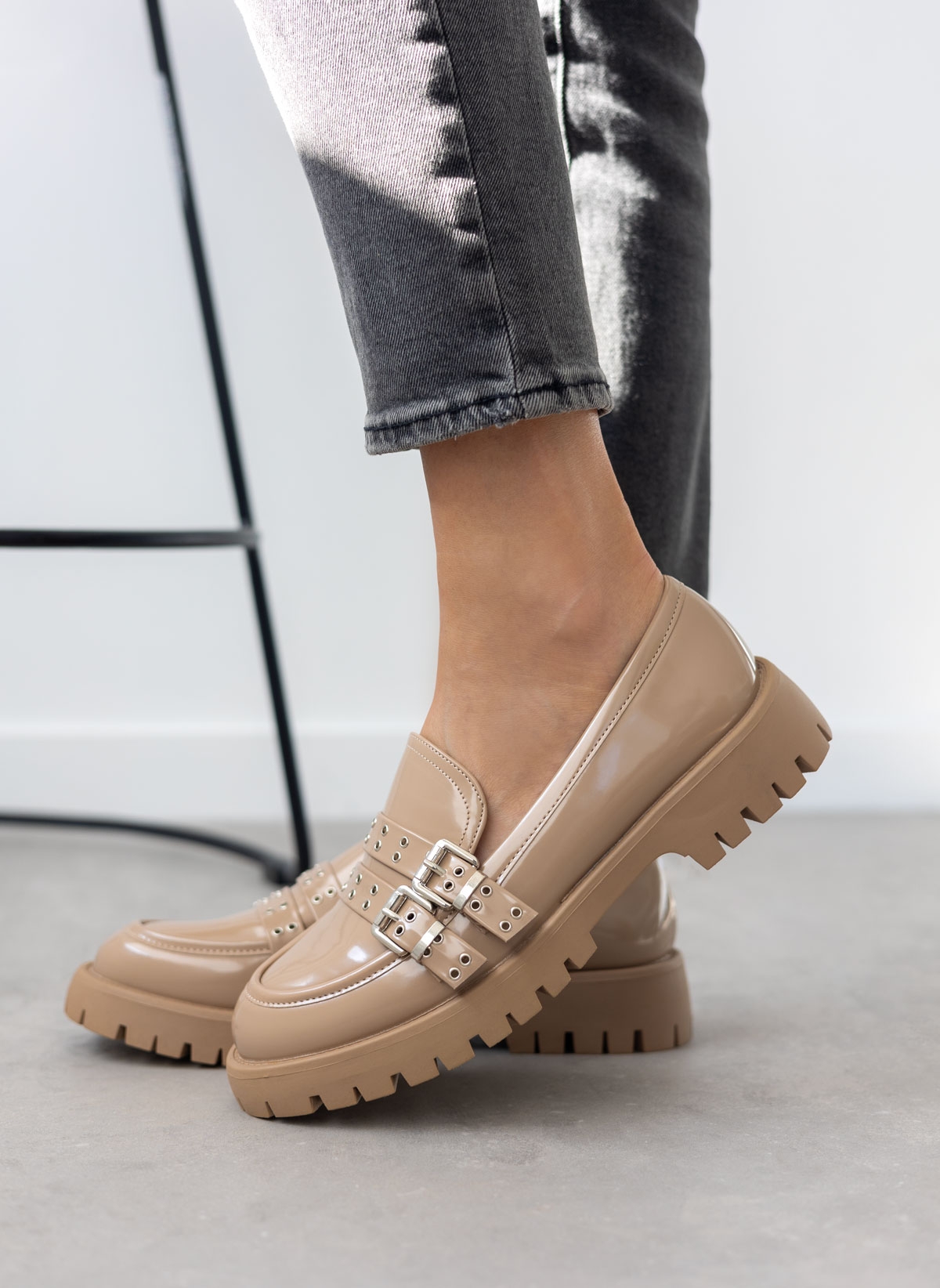 Loafers chunky φλωρεντίκ με ζωνάκια - Τάουπε φωτογραφία