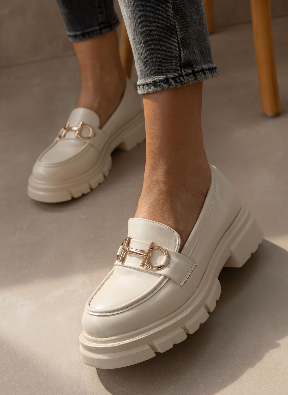 QUEEN VIVI Loafers chunky με μεταλλικό διακοσμητικό - Μπεζ
