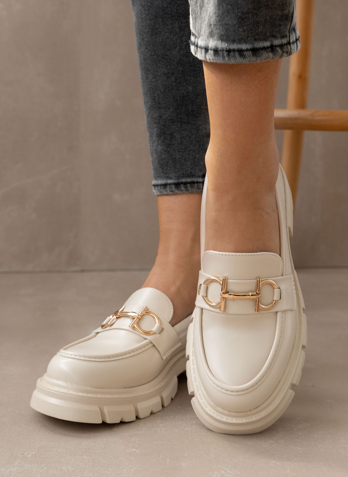 Loafers chunky με μεταλλικό διακοσμητικό - Μπεζ φωτογραφία