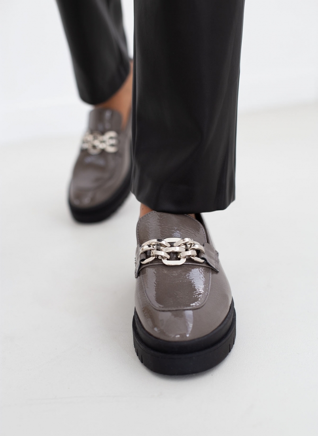 Loafers λουστρίνι με αλυσίδα tfp – Γκρι