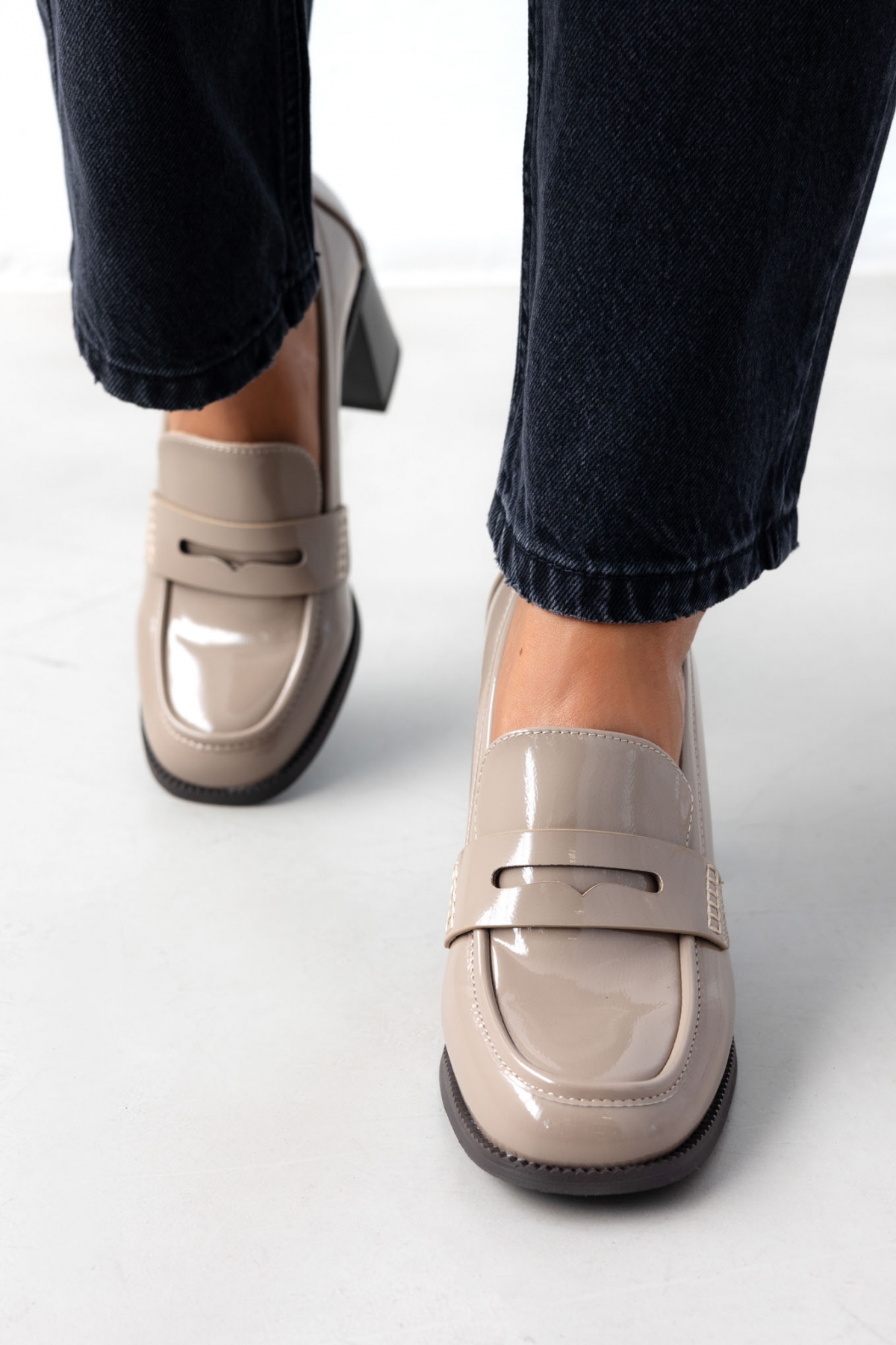 Ideal shoes Loafers λουστρίνι με ψηλό τακούνι - Πάγου