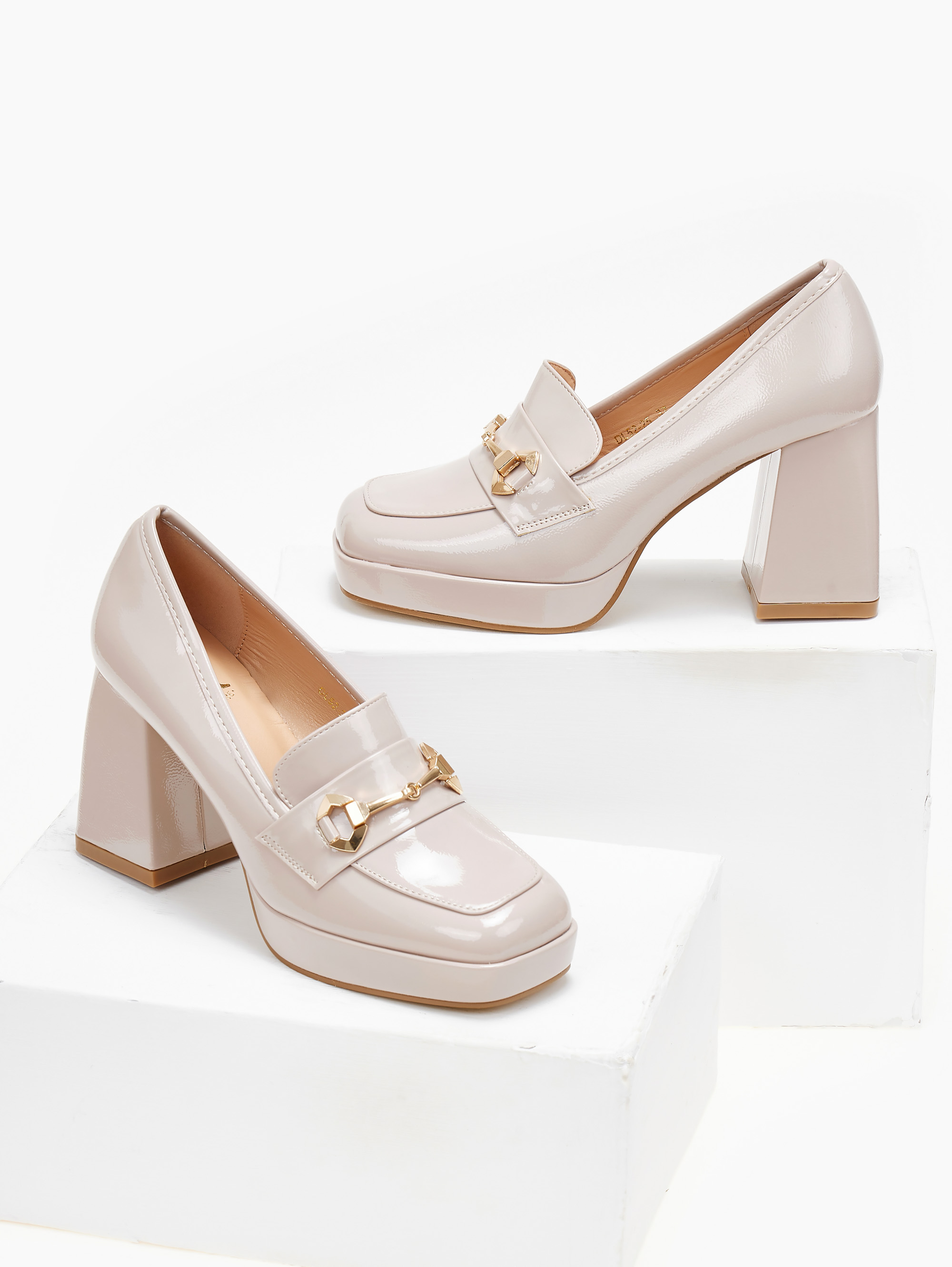 Loafers λουστρίνι με τακούνι - Nude φωτογραφία
