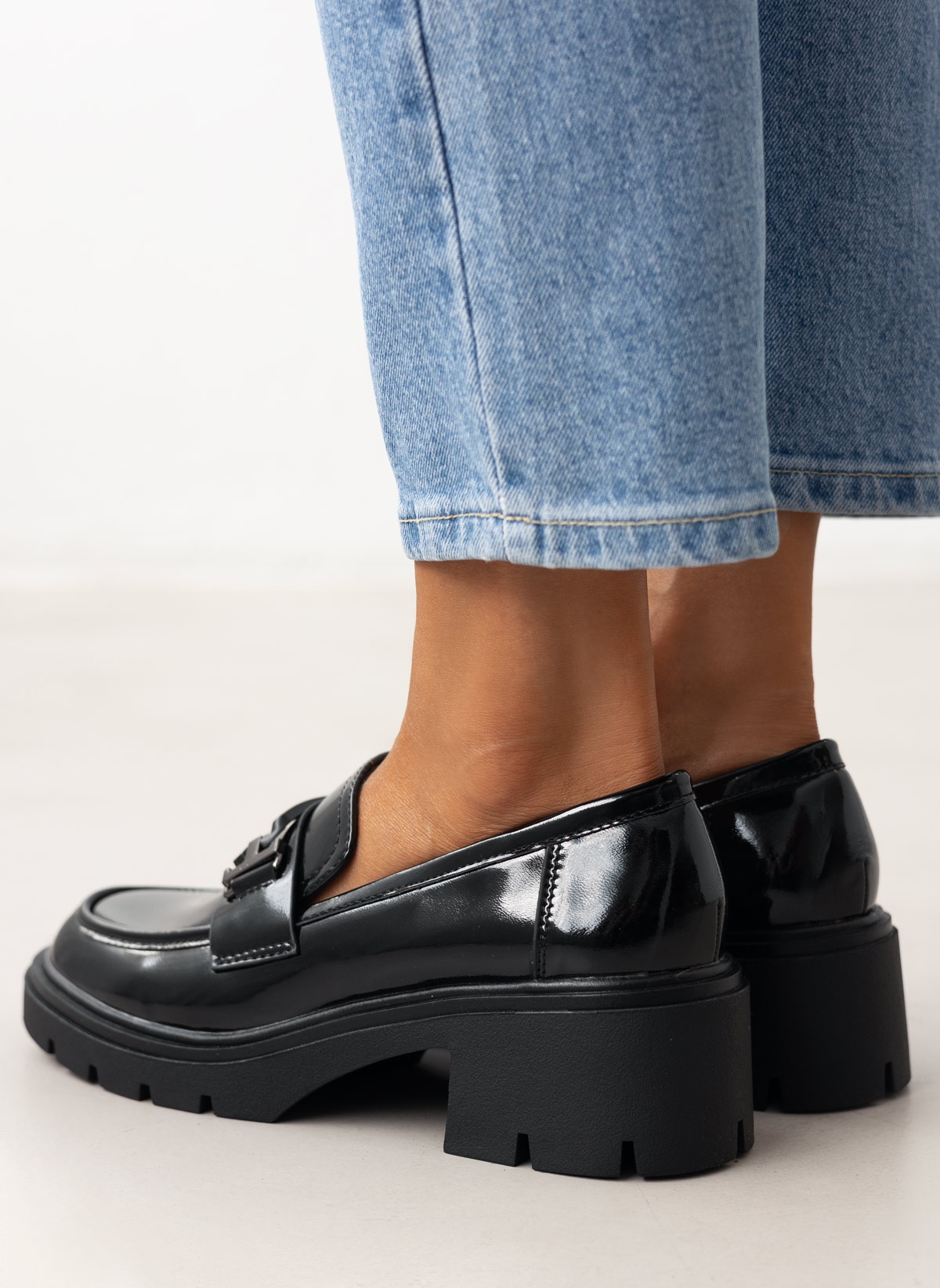 Loafers λουστρίνι με τακούνι - Μαύρο φωτογραφία