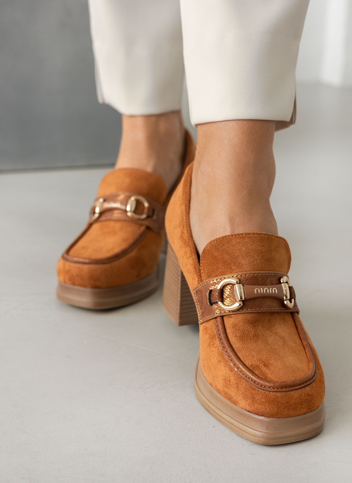 Loafers suede με τακούνι - Ταμπά φωτογραφία