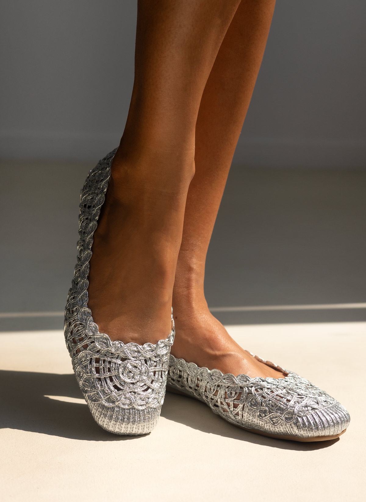 Ideal shoes Μπαλαρίνες από ψάθα με πλεκτό σχέδιο - Ασημί