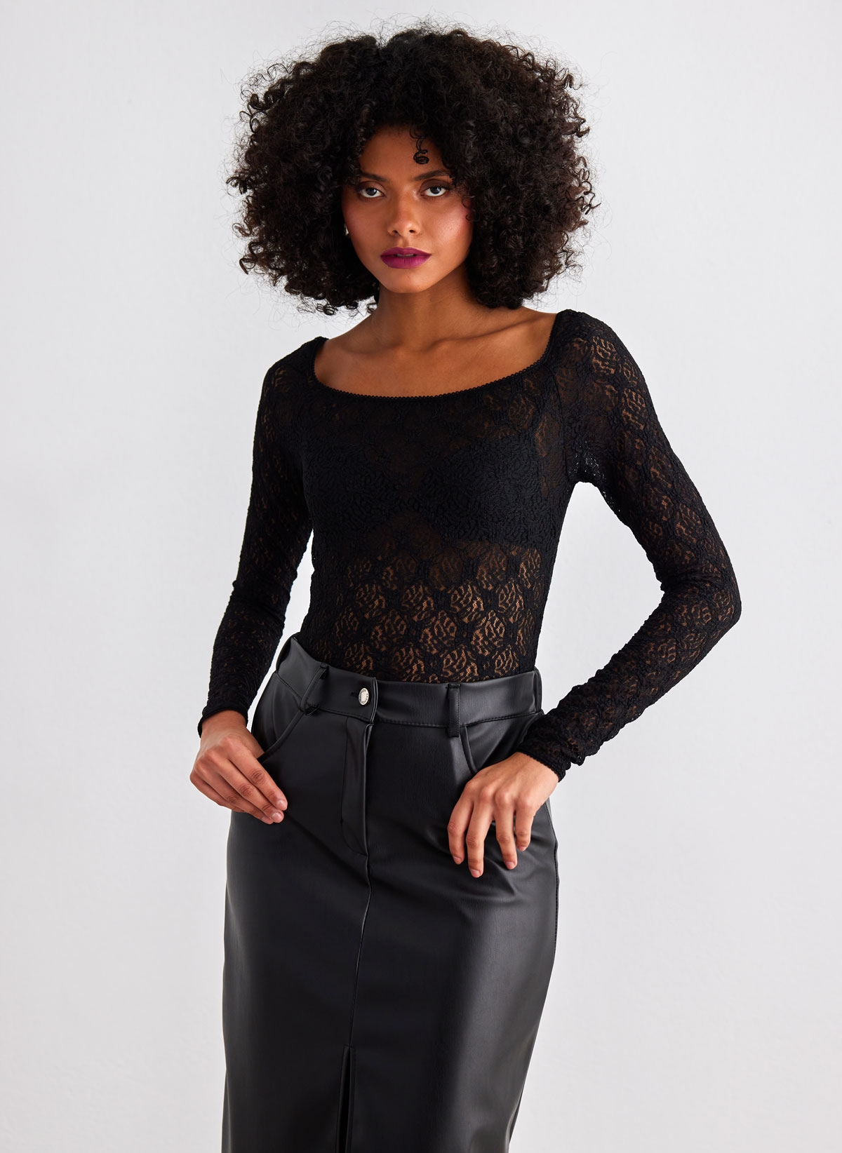 Μπλουζάκι με δαντέλα AWARE by VERO MODA 10313910 - Μαύρο φωτογραφία