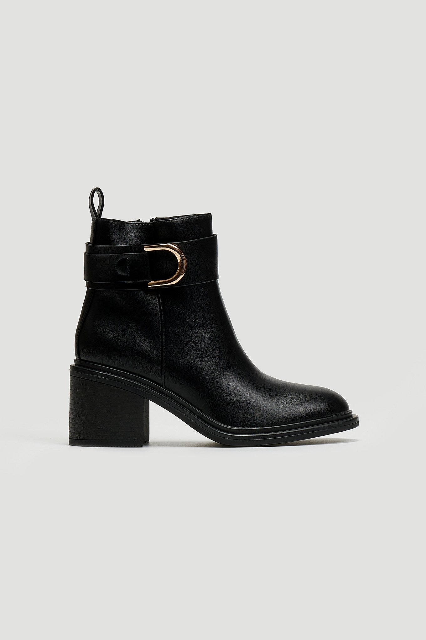 Ideal shoes Μποτάκια casual με τακούνι - Μαύρο