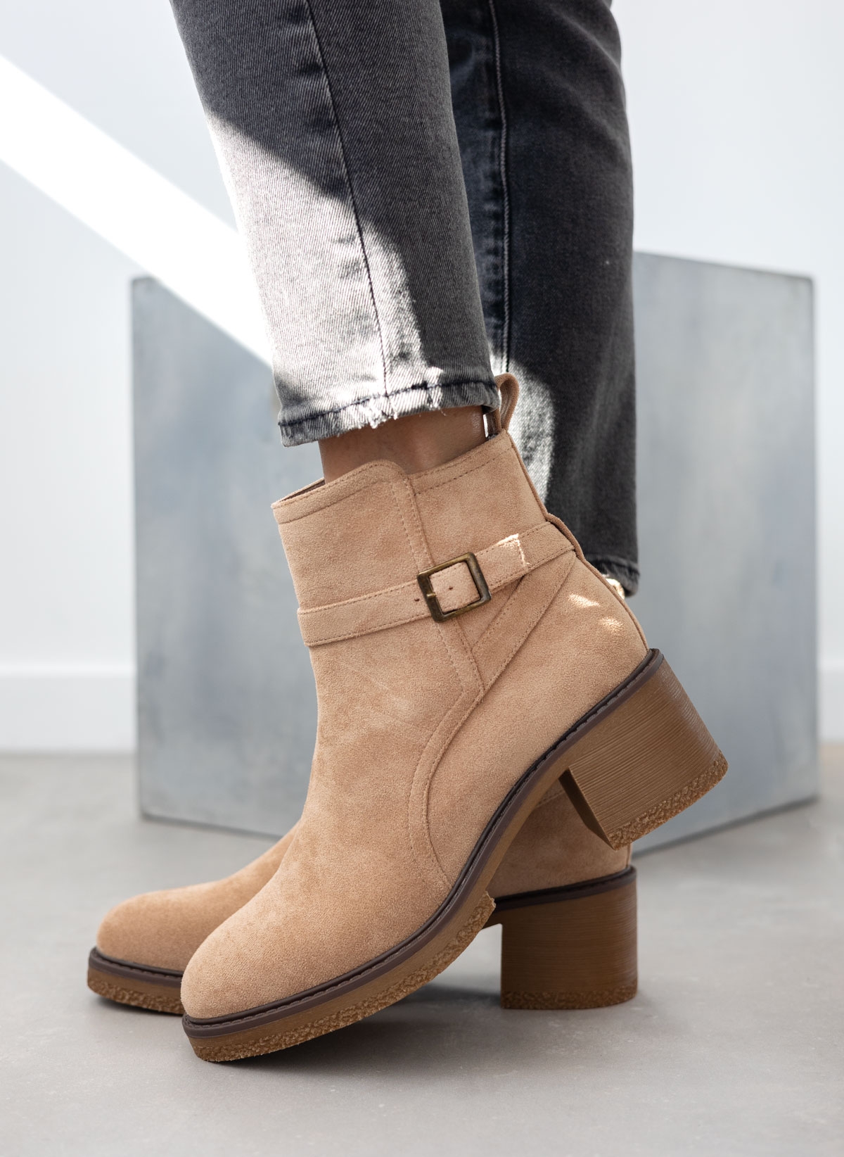 PLATO Μποτάκια casual suede με ζωνάκι - Τάουπε