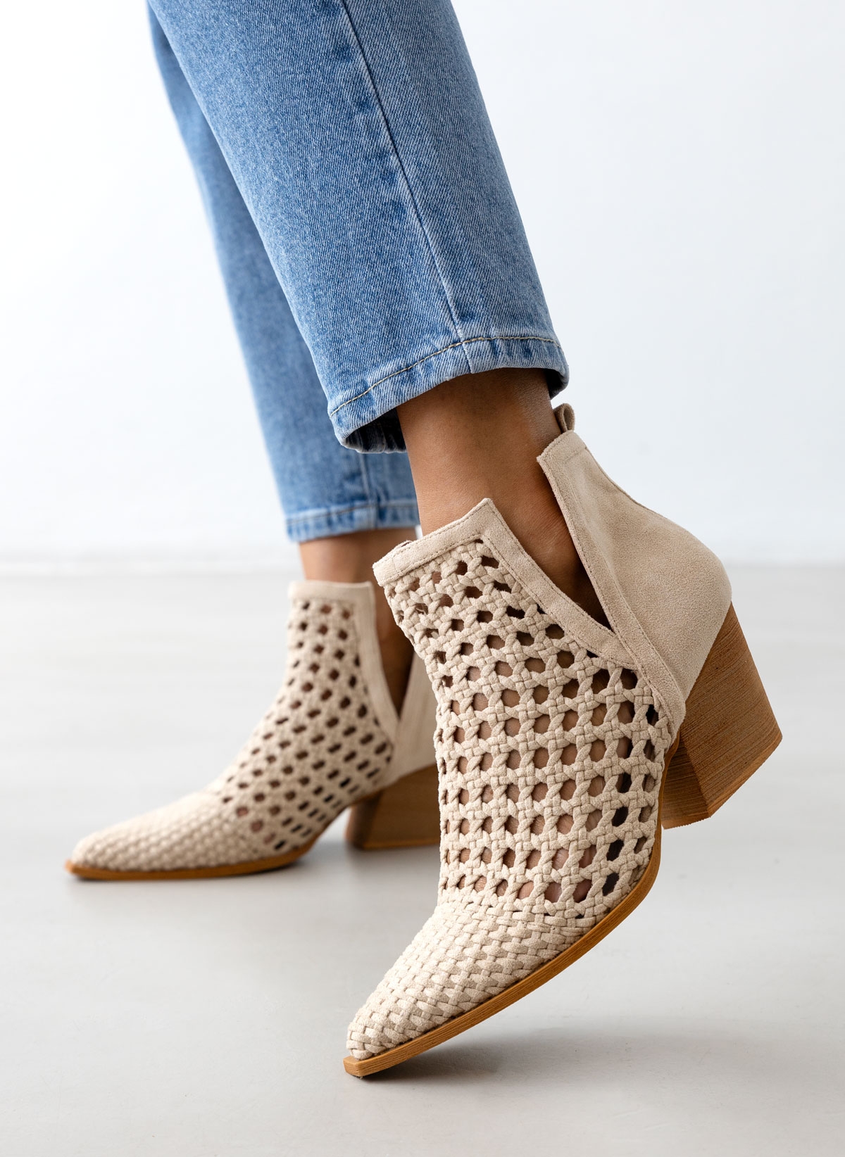 Ideal shoes Μποτάκια cowboy suede με ανοίγματα - Μπεζ
