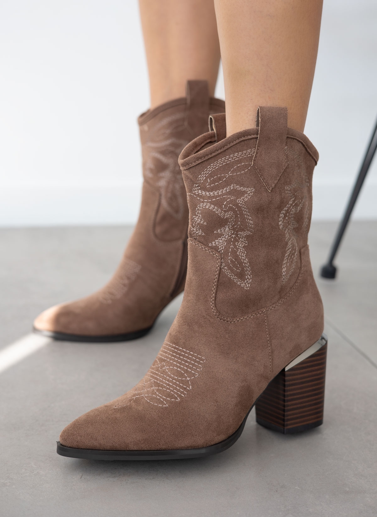 The Fashion Project Μποτάκια cowboy suede με ραφές - Τάουπε