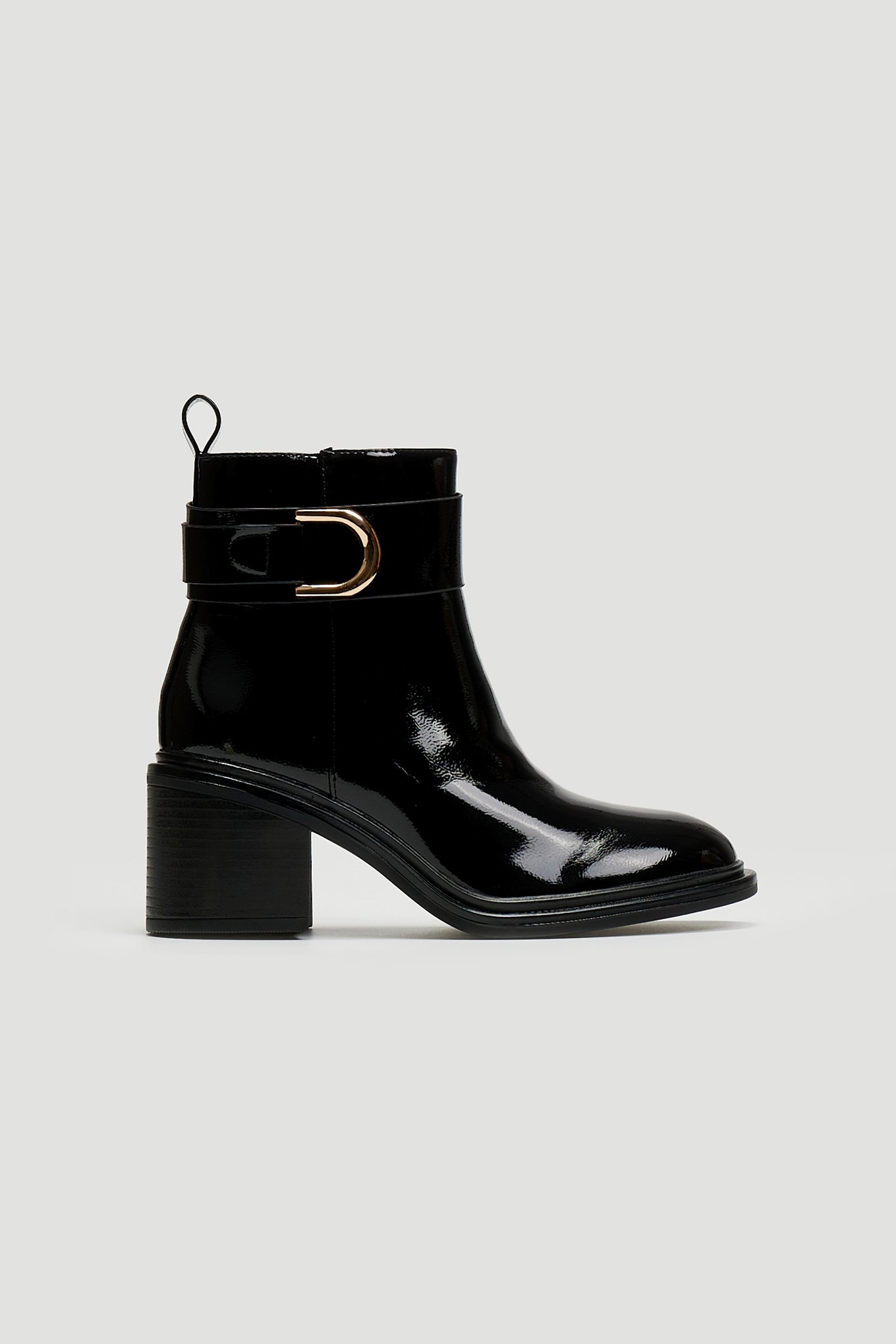 Ideal shoes Μποτάκια λουστρίνι με τακούνι - Μαύρο