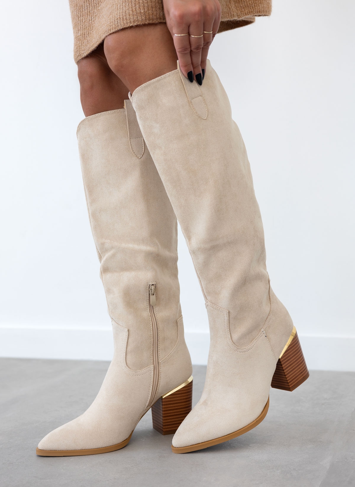 Μπότες cowboy suede με μεταλλική λεπτομέρεια – Μπεζ
