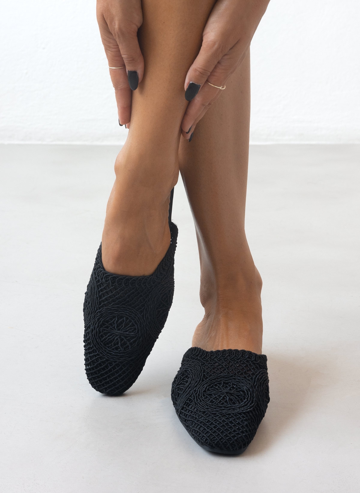 Ideal shoes Mules φλατ με πλεκτό σχέδιο - Μαύρο