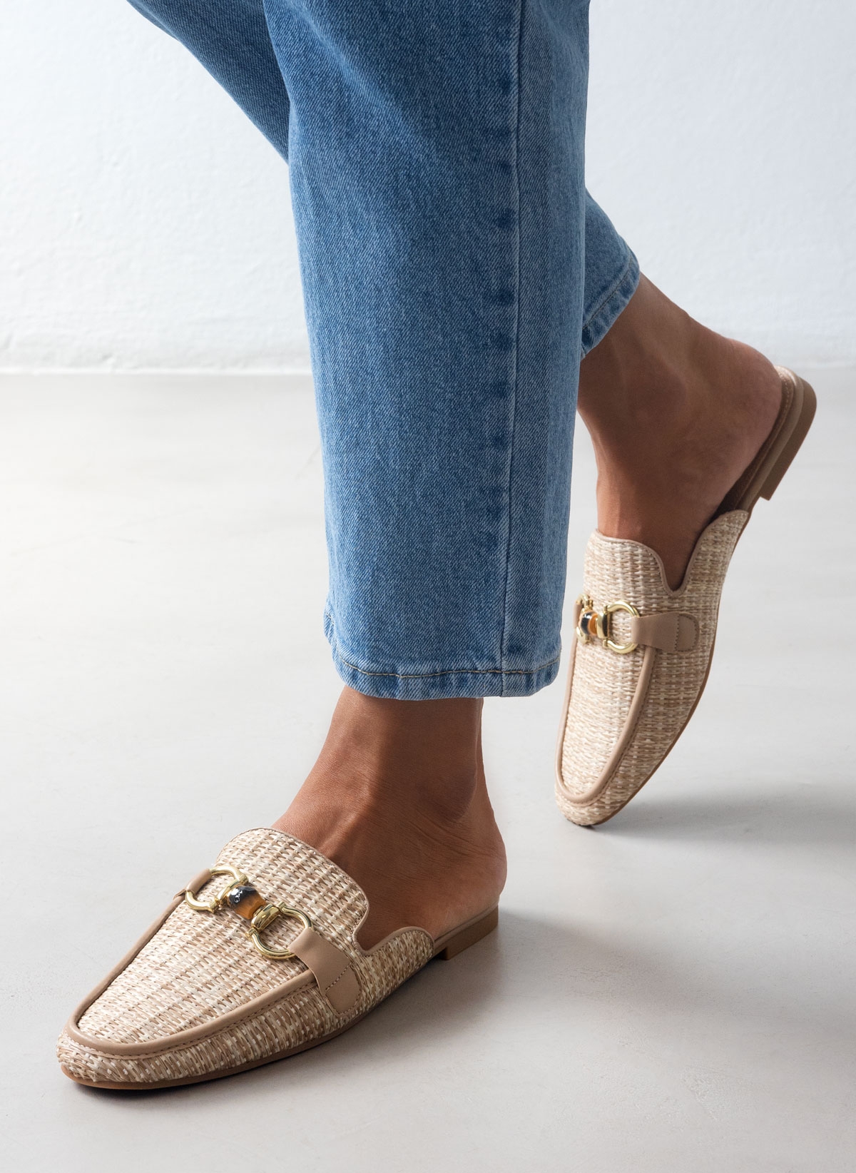 Ideal shoes Mules φλατ με ψάθα - Τάουπε