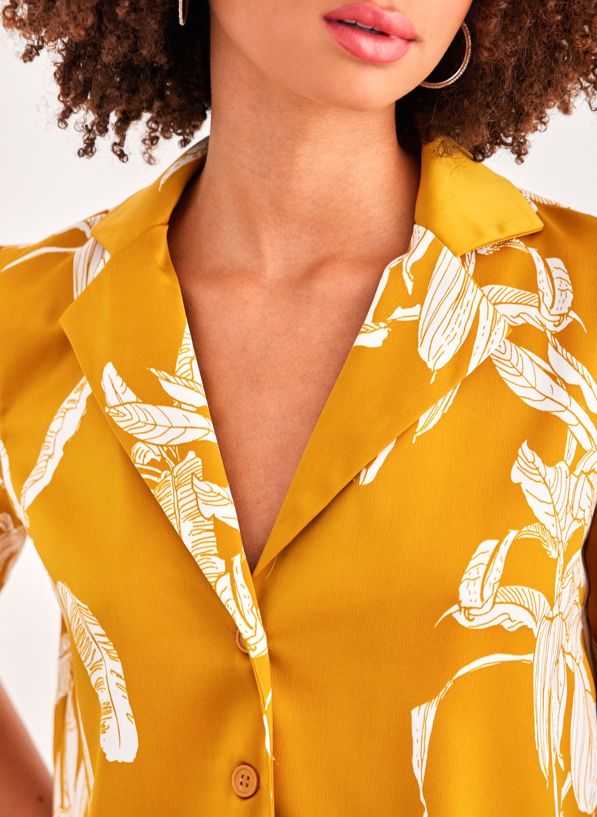 Πουκάμισο σατέν crop AWARE by VERO MODA 10307628 - Μουσταρδί φωτογραφία