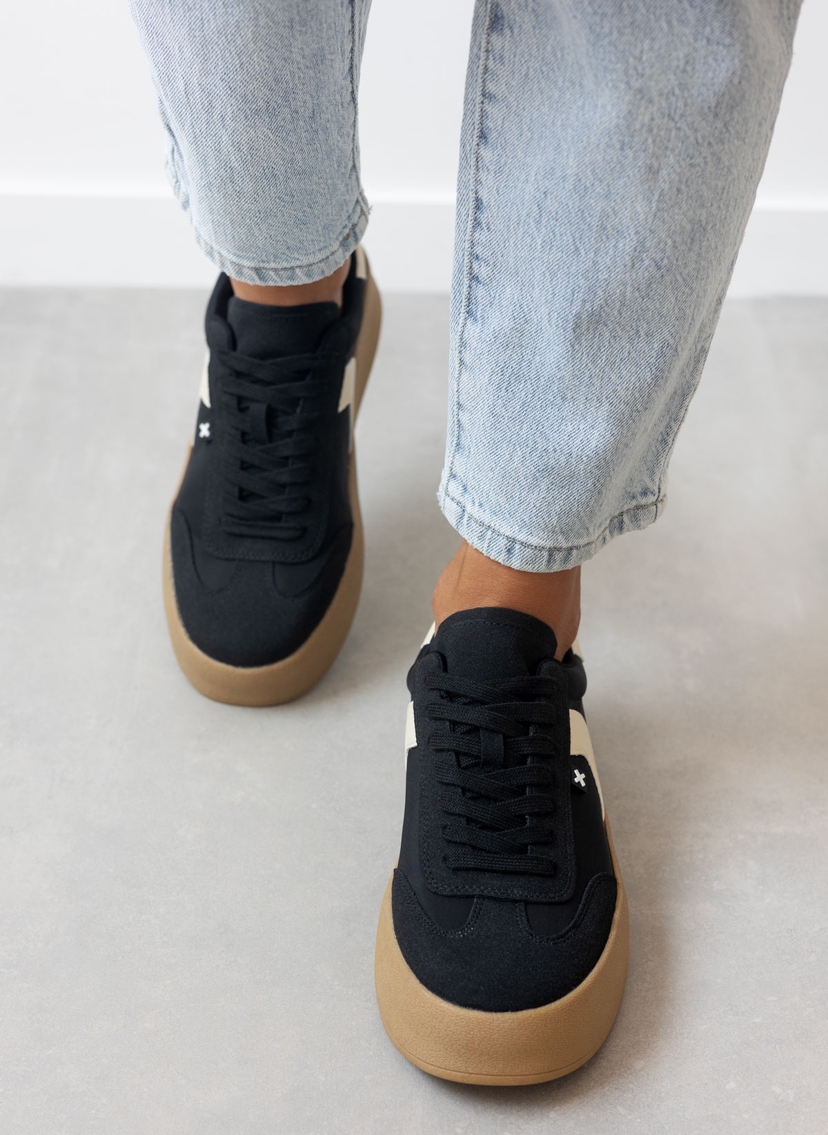 Sneakers flatforms με διχρωμία Xti 142953 - Μαύρο φωτογραφία