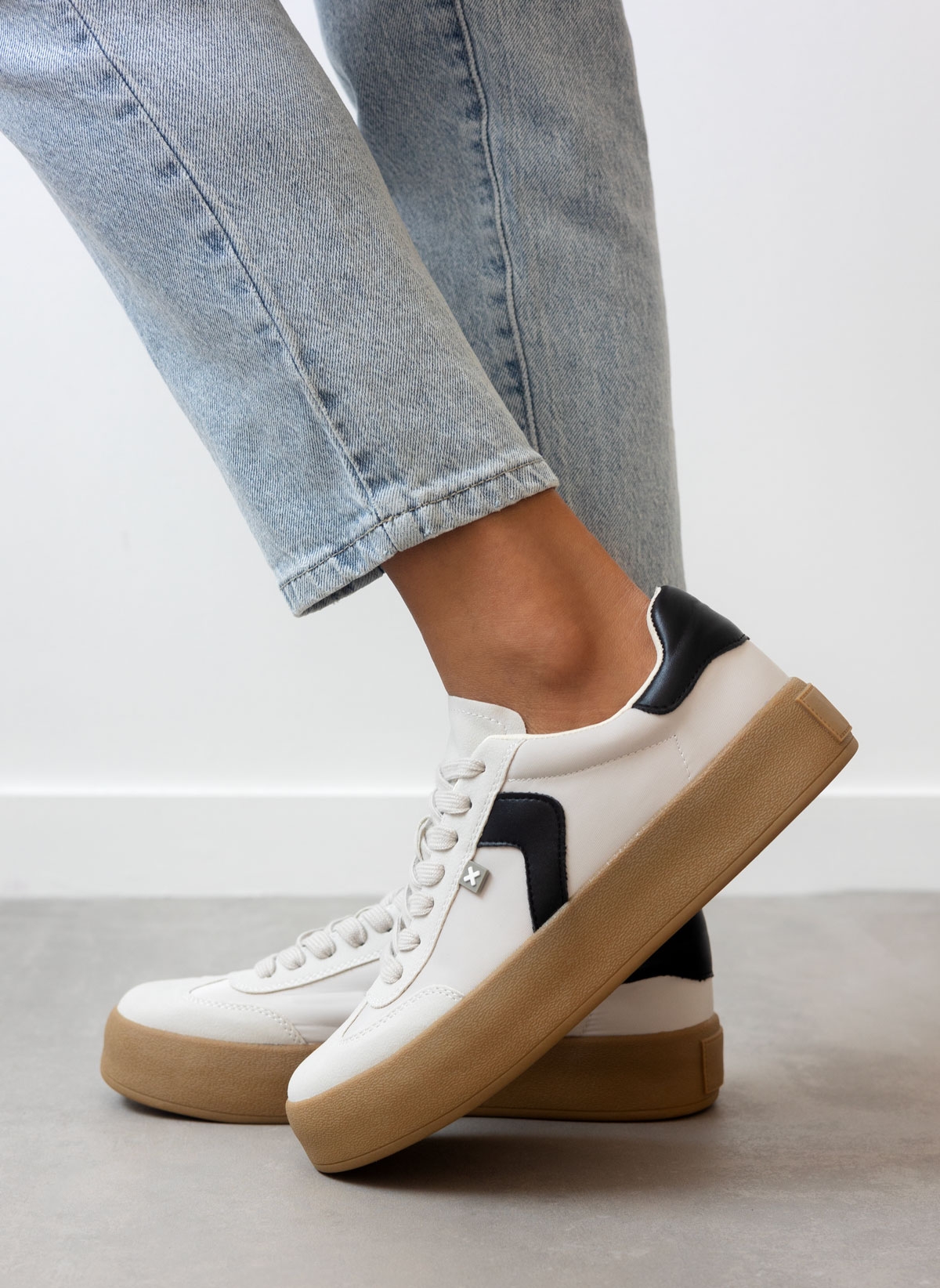 Sneakers flatforms με διχρωμία Xti 142953 - Πάγου φωτογραφία