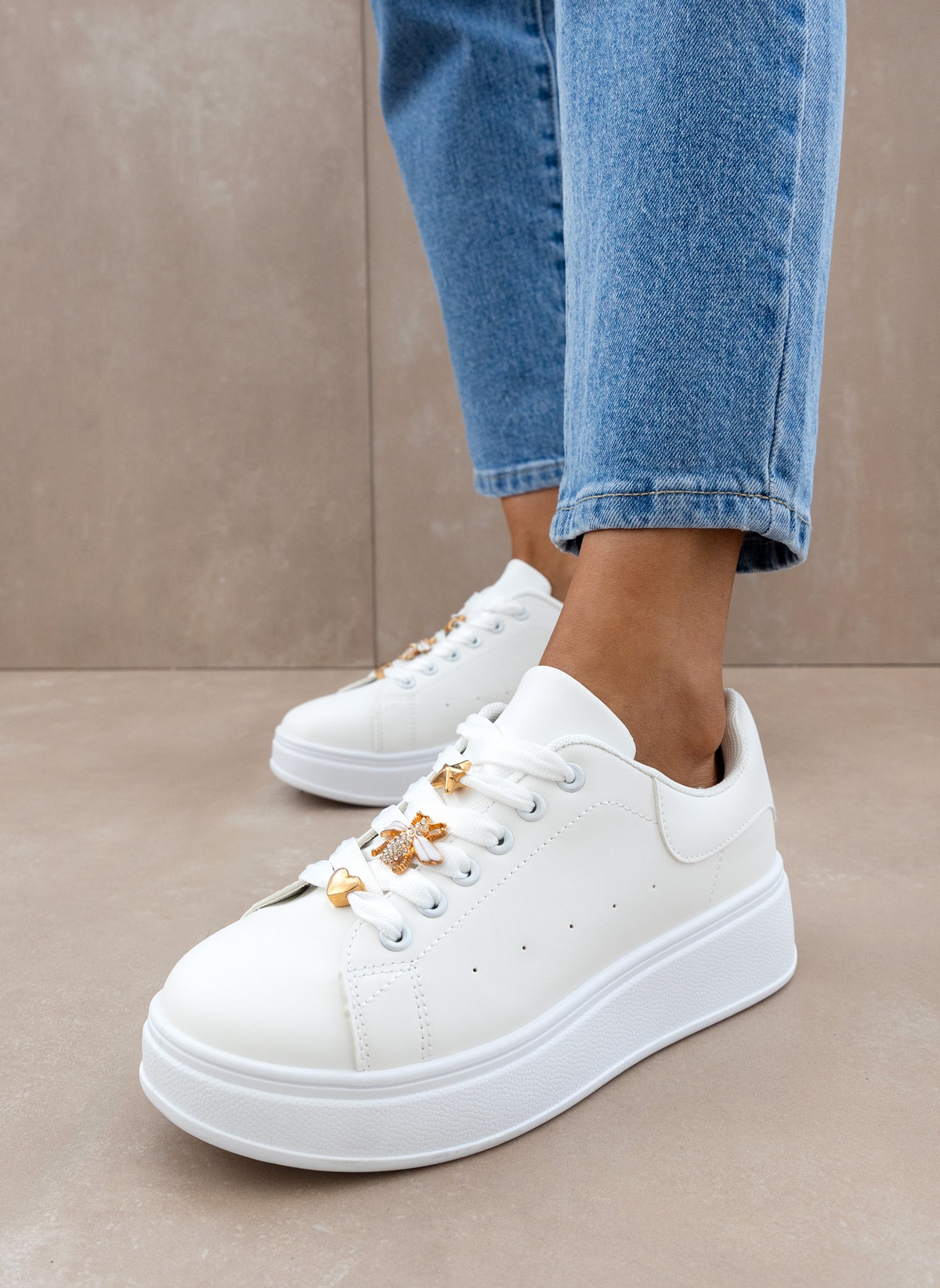 Sneakers flatforms με μεταλλικά στοιχεία - Λευκό φωτογραφία