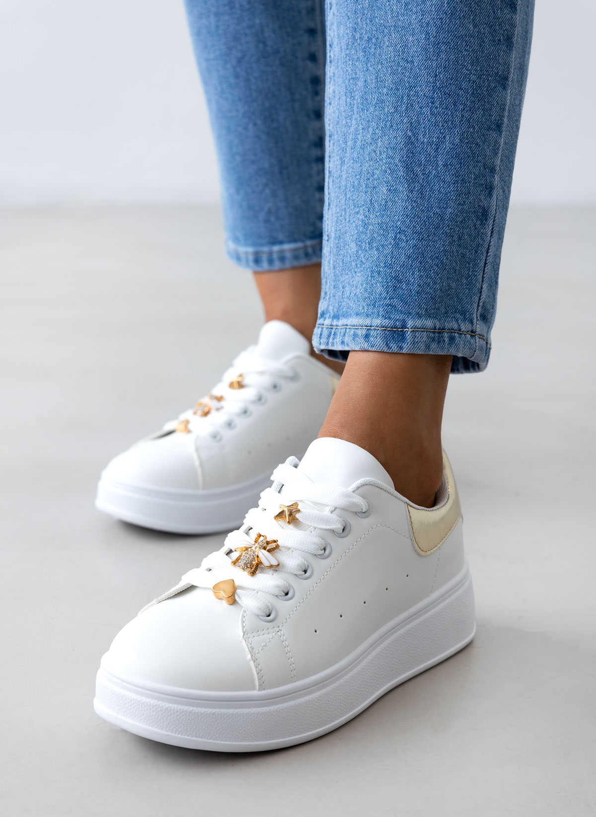 Sneakers flatforms με μεταλλικά στοιχεία - Χρυσό φωτογραφία