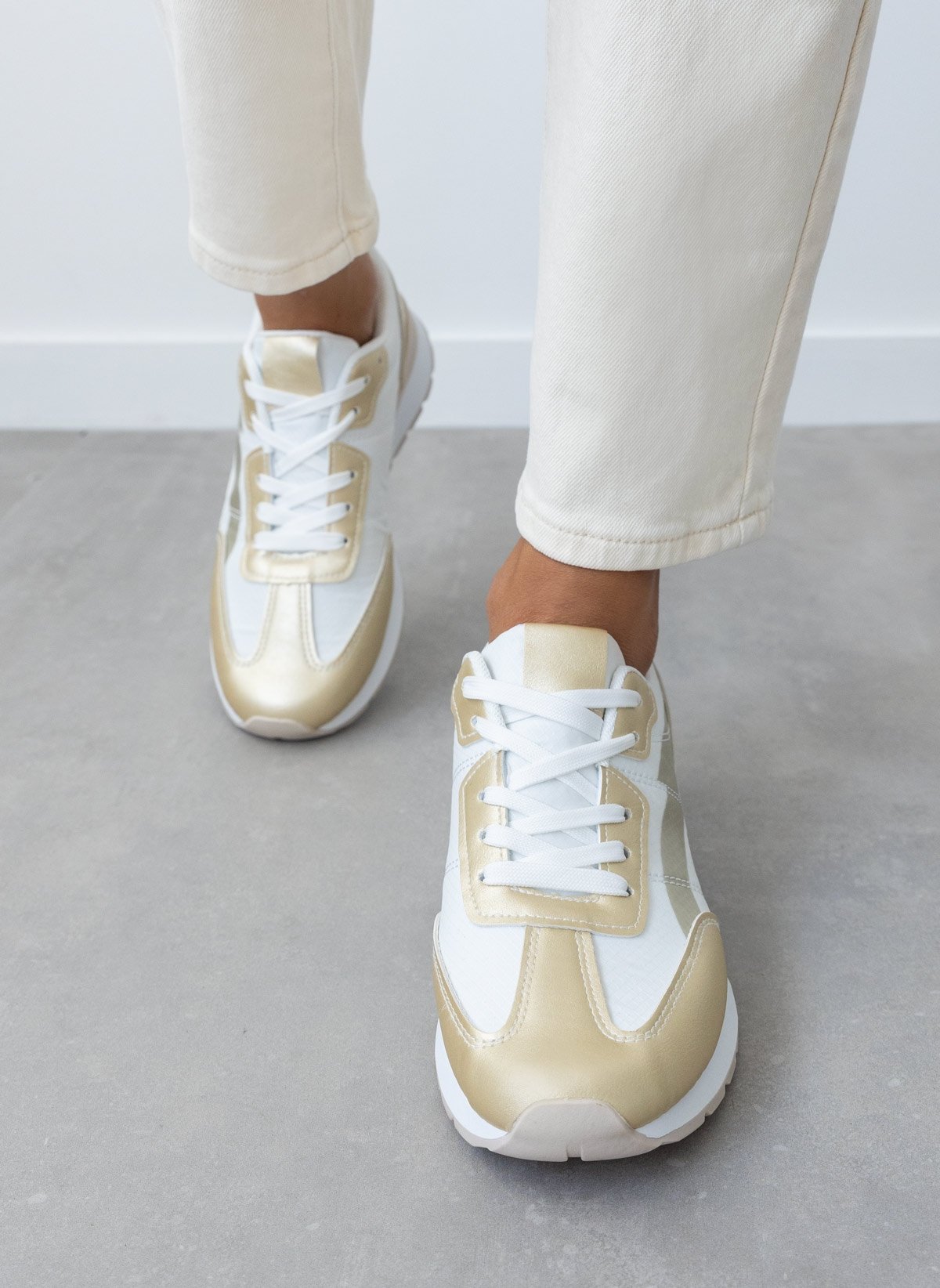 Sneakers με διχρωμία σε συνδυασμό υλικών - Λευκό/Χρυσό - MARQUIIZ - 