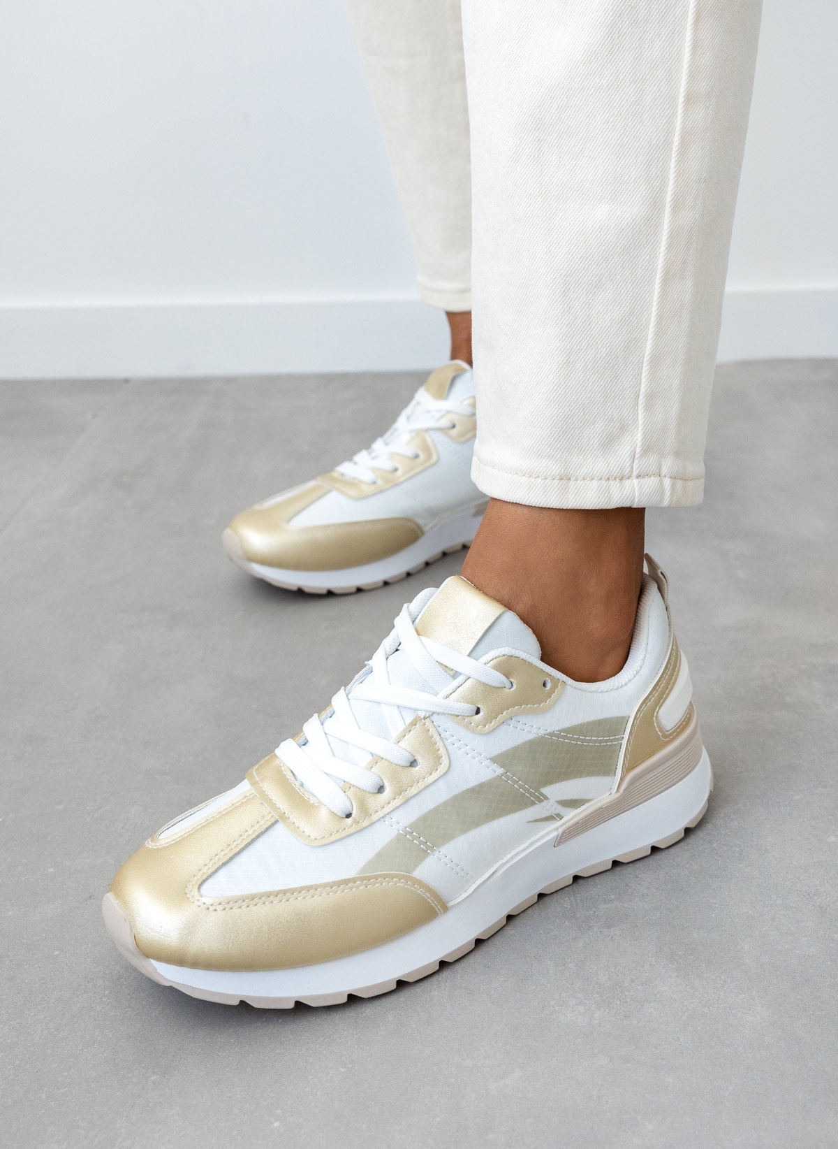 Sneakers με διχρωμία σε συνδυασμό υλικών - Λευκό/Χρυσό φωτογραφία