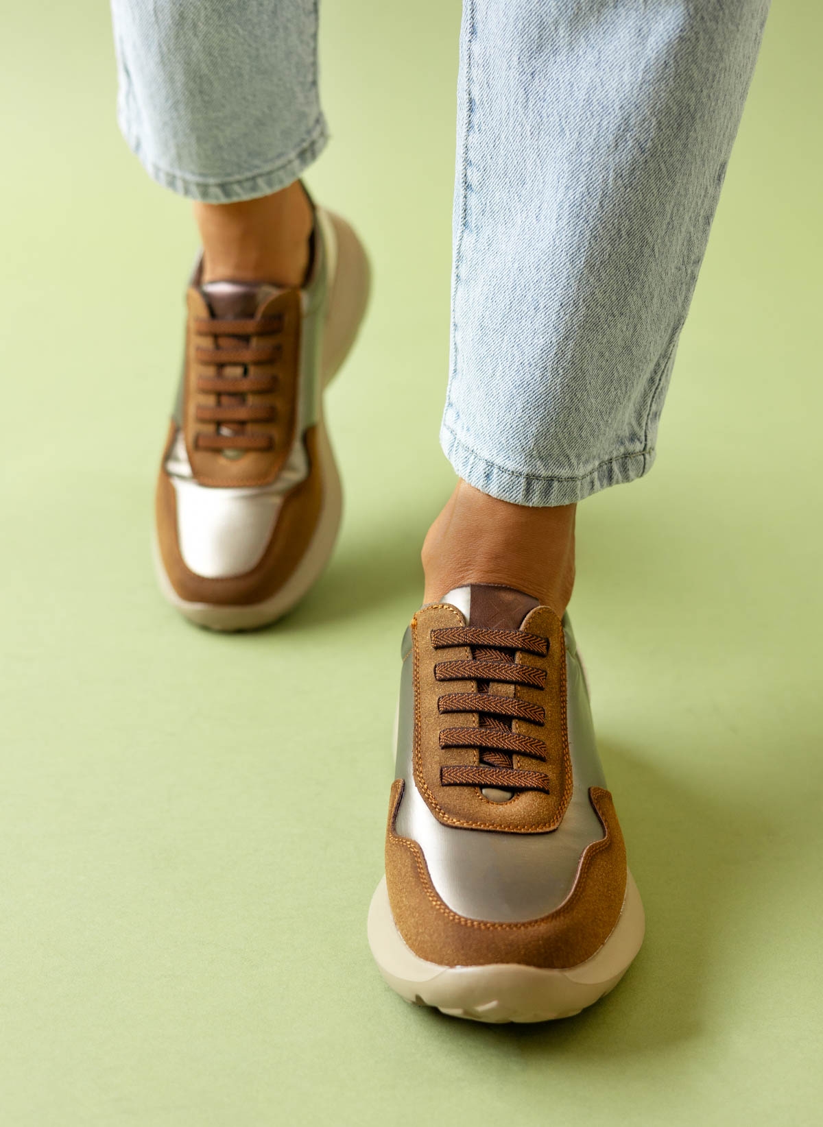 Sneakers με γυαλιστερό ύφασμα Xti 143359 - Καφέ φωτογραφία