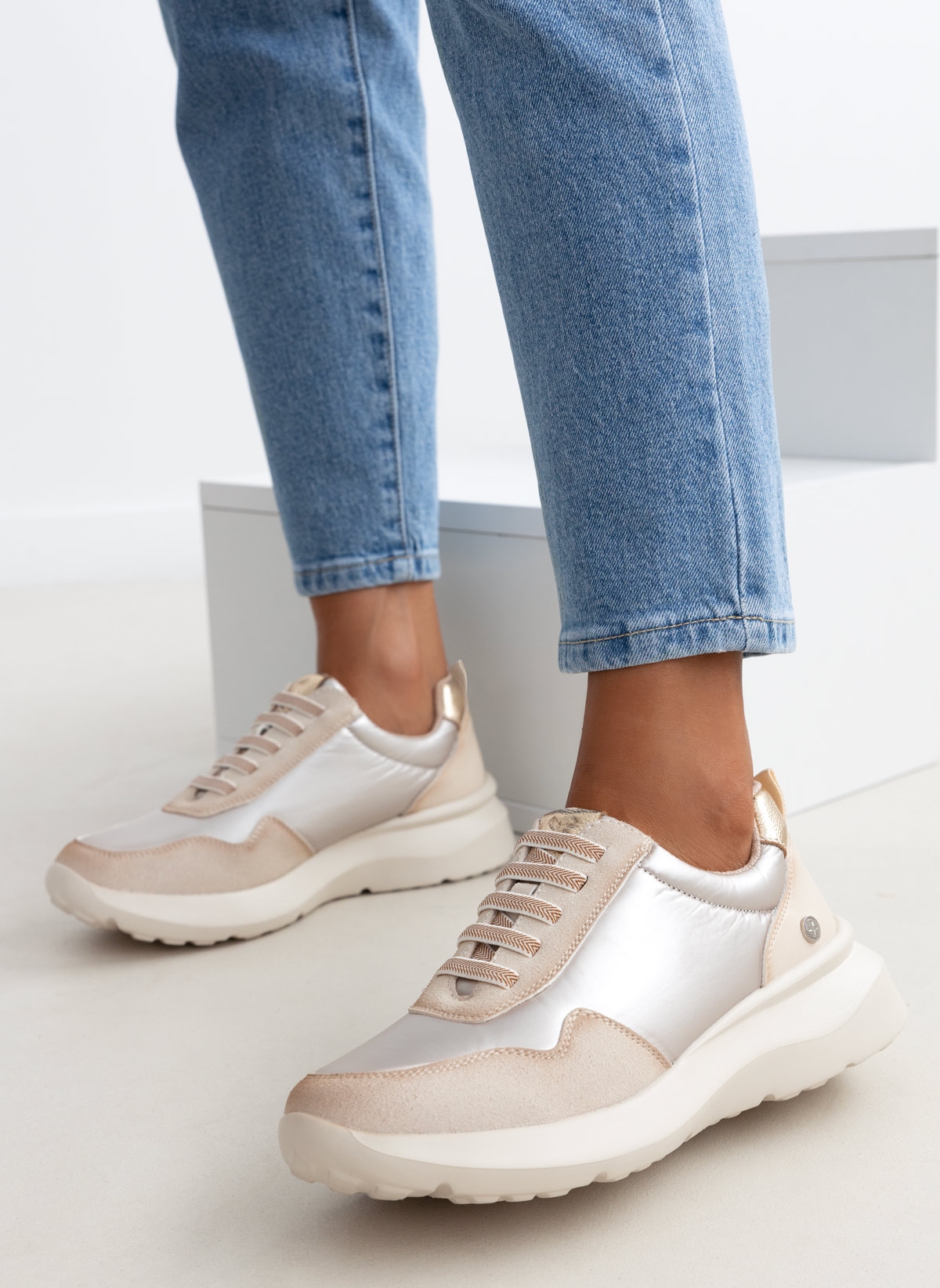 Xti Footwear Sneakers με γυαλιστερό ύφασμα Xti 143359 - Μπεζ