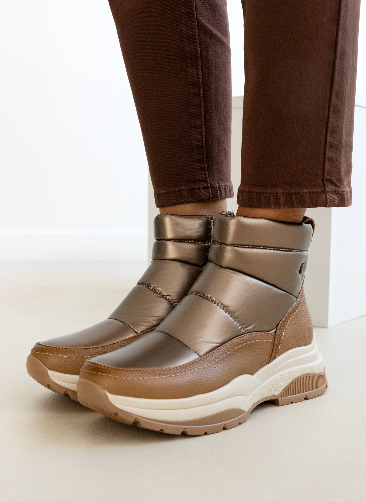 Sneakers μποτάκια καπιτονέ Xti 143372 - Τάουπε φωτογραφία