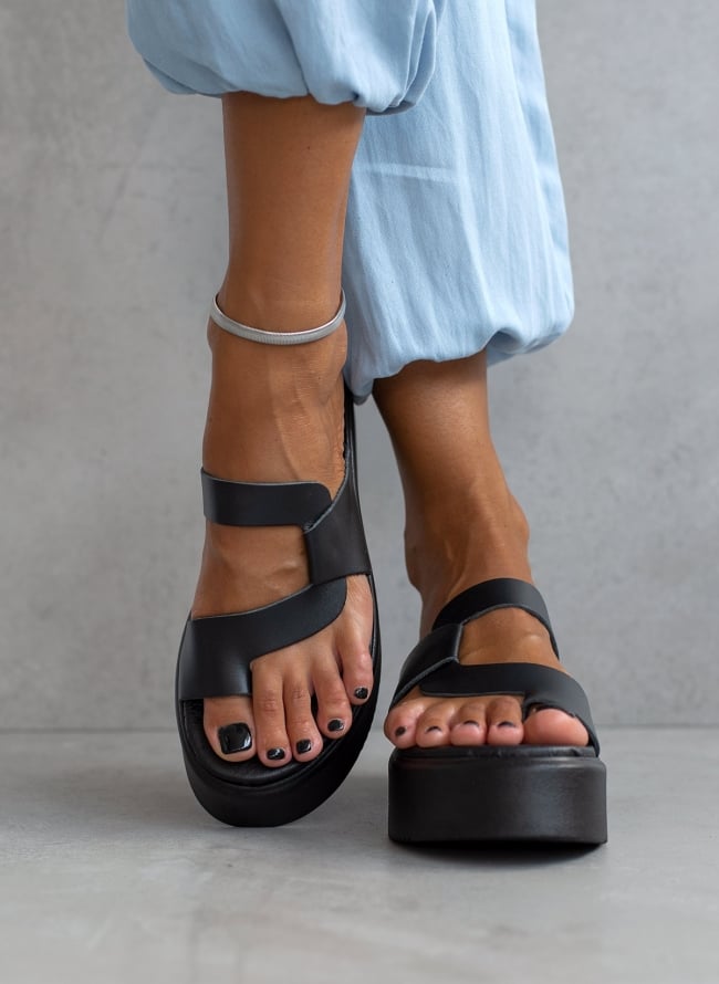 Σανδάλια flatforms δερμάτινα Estil με περαστή φάσα - Μαύρο