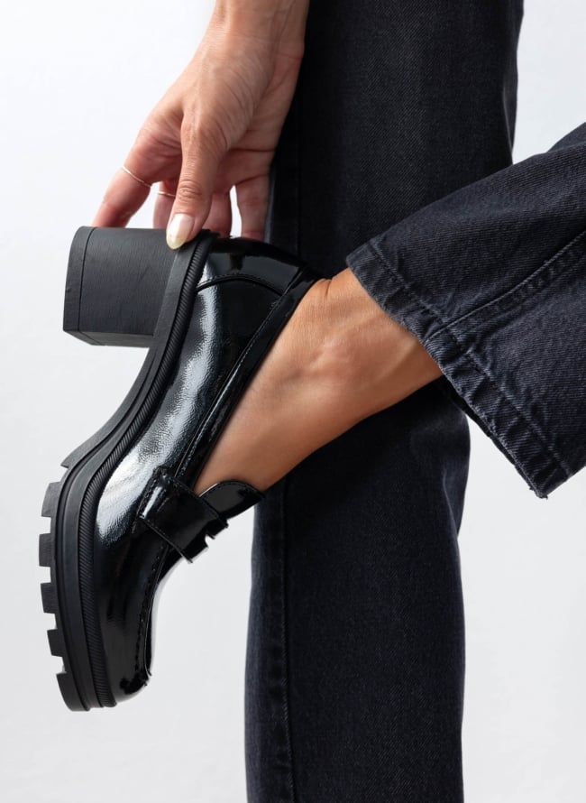 Loafers λουστρίνι με τακούνι - Μαύρο