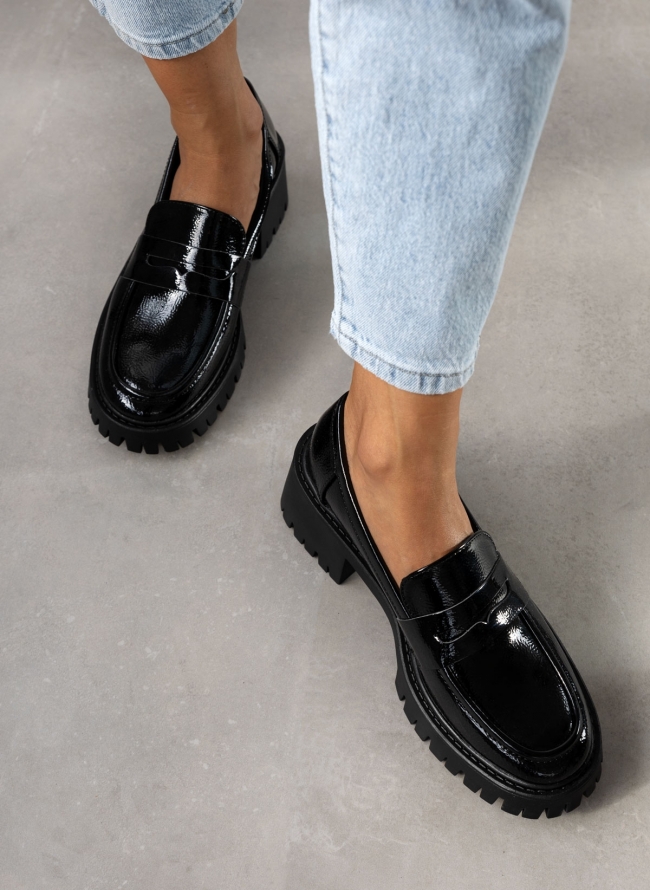 Loafers με τακούνι από τσαλακωτό λουστρίνι - Μαύρο