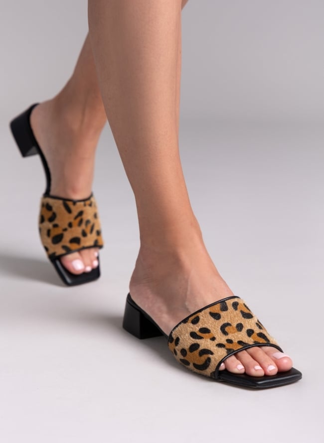 Mules με ponyskin φάσα και print TFP - Leopard