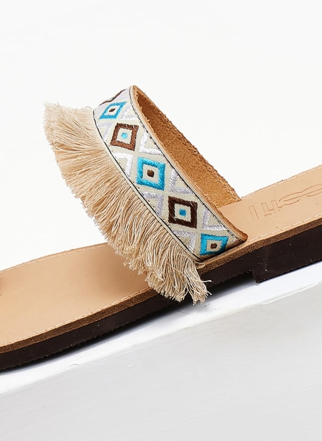 Σανδάλια δερμάτινα με boho φα΄σα και κρόσσια Estil - Φυσικό
