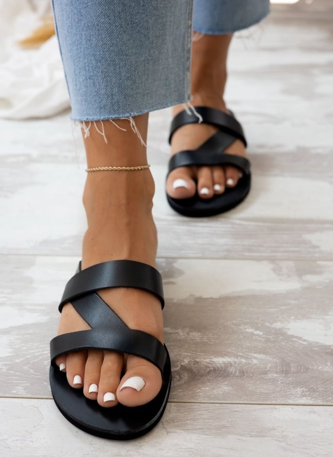 Σανδάλια δερμάτινα με ιδιαίτερες φάσες Iris Sandals - Μαύρο