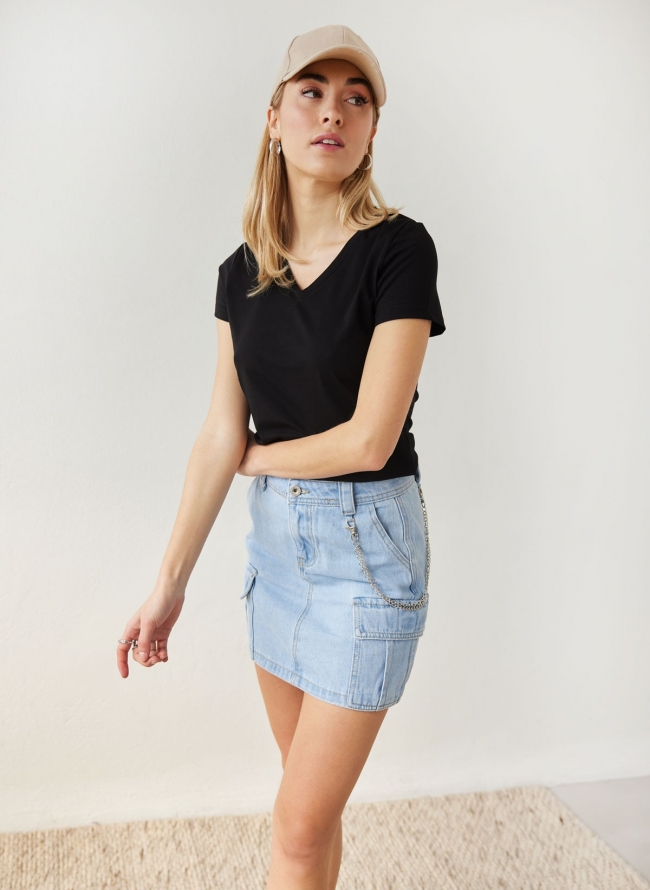 T-shirt με v cut λαιμόκοψη - Μαύρο