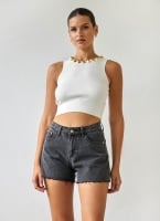 Crop top με τρουκ στη λαιμόκοψη