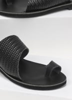 Σανδάλια δερμάτινα με pattern ψάθα estil