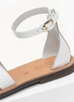 Σανδάλια ankle strap με ανάγλυφο σχέδιο estil 