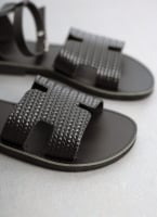 Σανδάλια ankle strap με ανάγλυφο σχέδιο estil