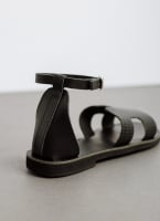 Σανδάλια ankle strap με ανάγλυφο σχέδιο estil