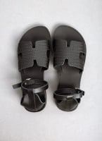 Σανδάλια ankle strap με ανάγλυφο σχέδιο estil