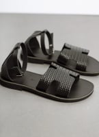 Σανδάλια ankle strap με ανάγλυφο σχέδιο estil