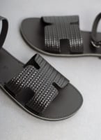 Σανδάλια ankle strap με ανάγλυφο σχέδιο estil